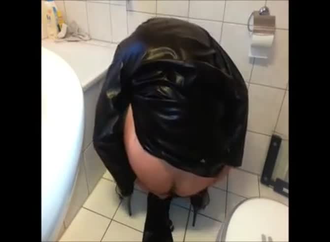 Video :Nasty gay shitting on the floor instead of the toilet
